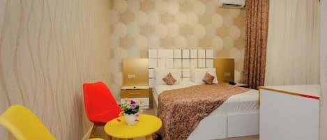 Schreibtisch, laptopgeeigneter Arbeitsplatz, kostenloses WLAN