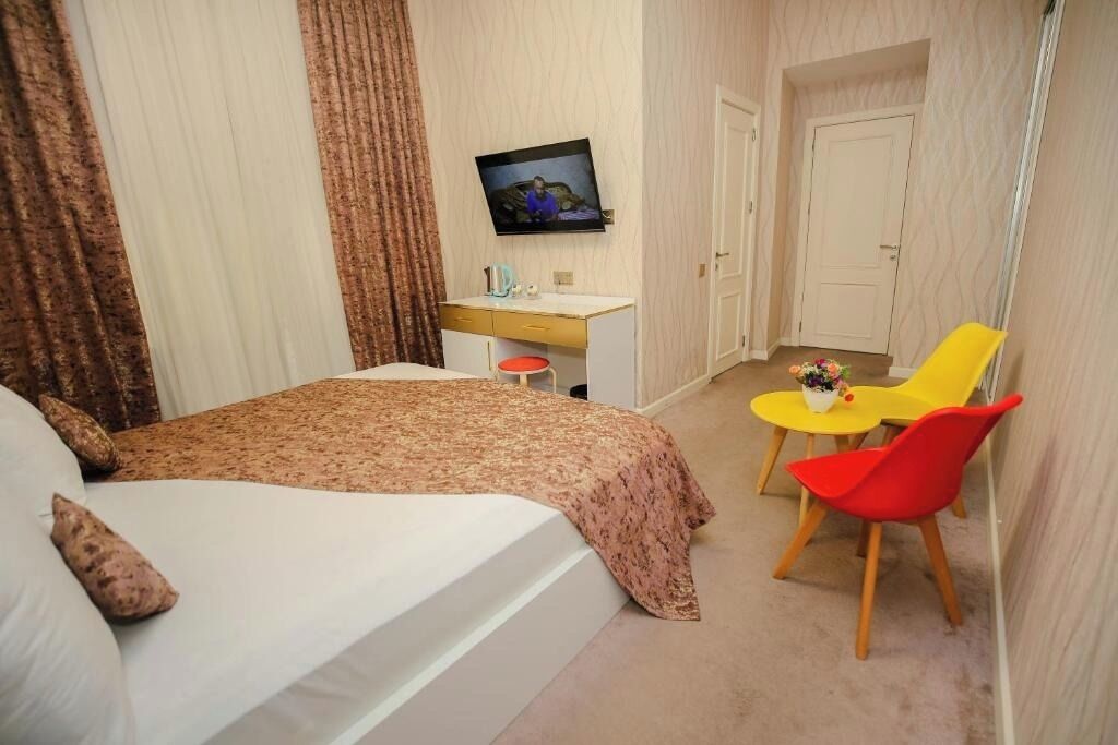 Escritorio, espacio para trabajar con laptop y insonorización 