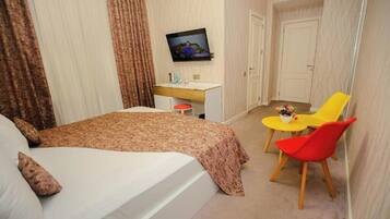 Escritorio, espacio para trabajar con laptop y insonorización