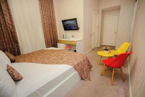 Desk, laptop workspace, soundproofing, free WiFi - Dionis Hotel (Baku)