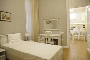 Desk, laptop workspace, soundproofing, free WiFi - Dionis Hotel (Baku)