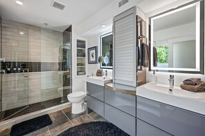 Shower, hair dryer, towels - Whiskey Rocks 2.0 - A Ryson Property (Palm Springs)