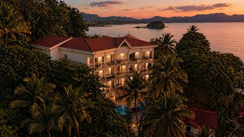 Exclusive Retreats Newest Beachfront Estate w/ Staff, Breakfast & Chef Available