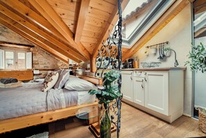 Studio (A1) | Private kitchen | Fridge, stovetop, espresso maker, electric kettle - Apartment Gorgeous Historic Home (Split)