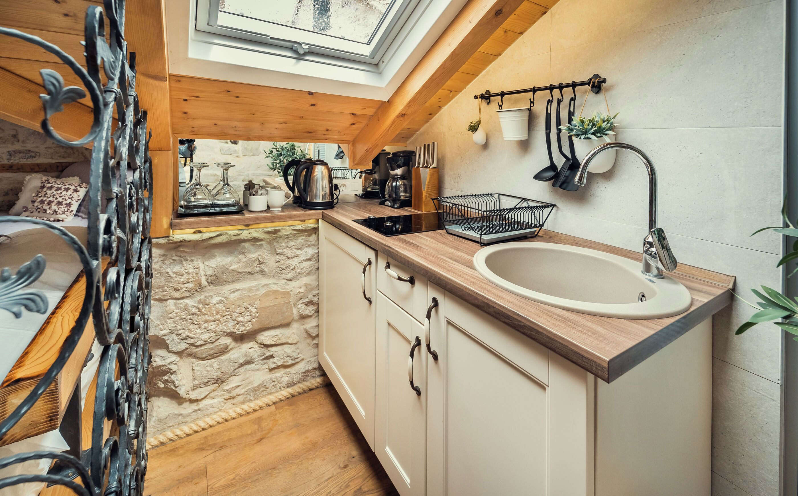 Estudio (A1) | Cocina privada | Frigorífico, placa de cocina y máquina de café espresso