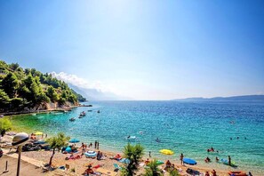 Una playa cerca