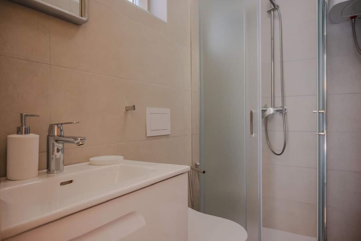 Studio (A3) | Bathroom