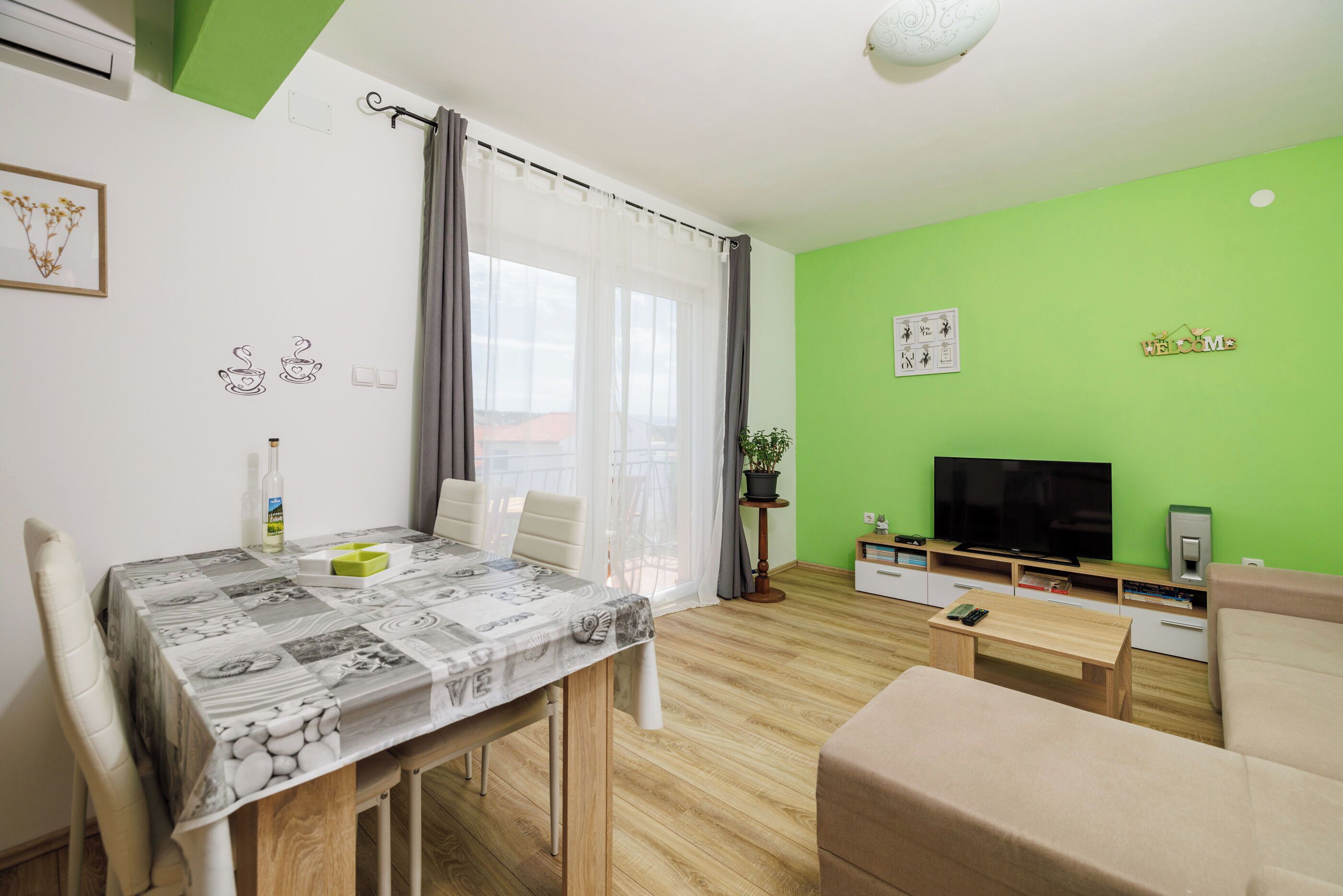 Apartment (A2) | Living room | Flat-screen TV