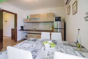 Apartment (A2) | Eigene Küche | Kühlschrank, Mikrowelle, Herdplatte, Wasserkocher