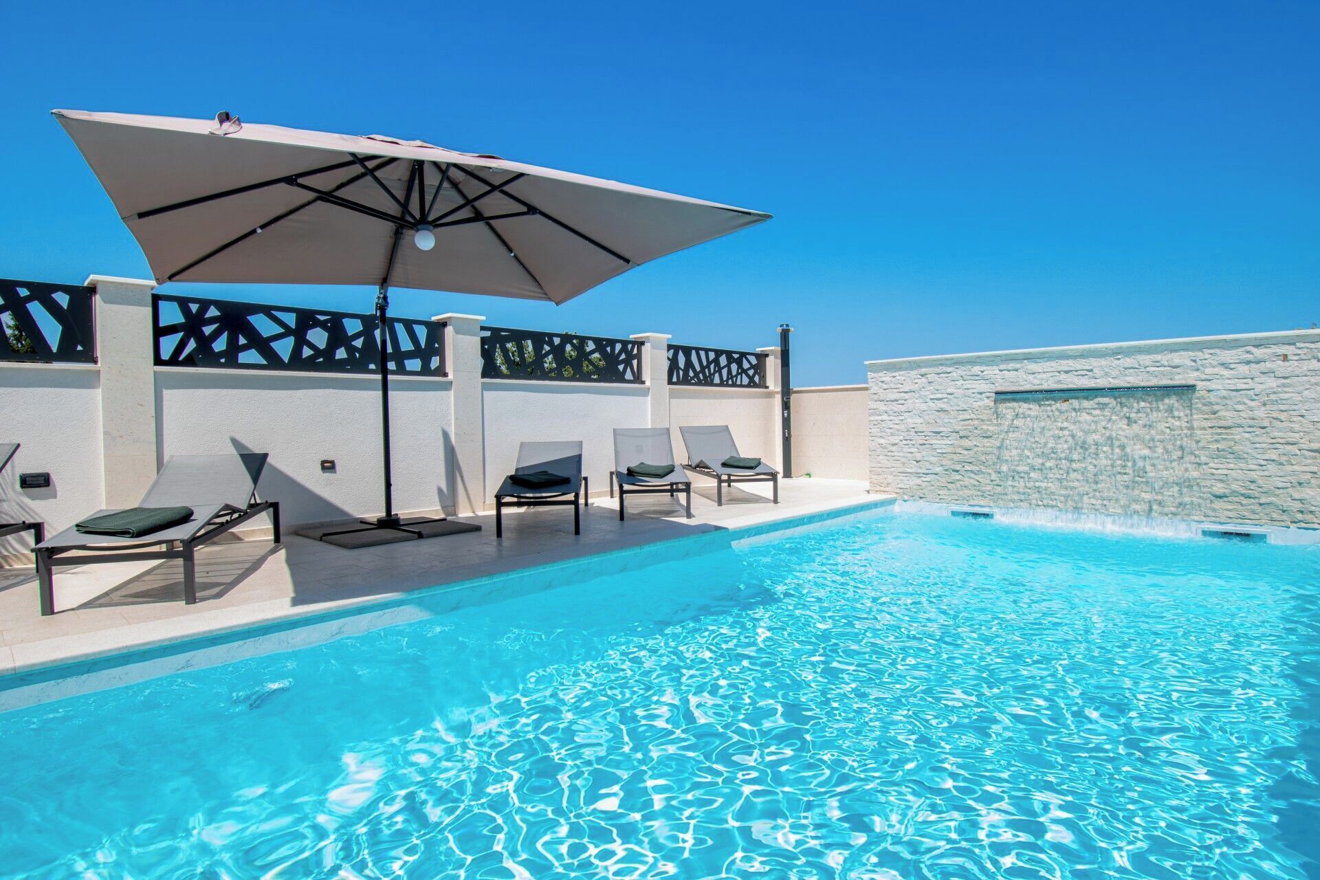 Una piscina al aire libre, una piscina climatizada