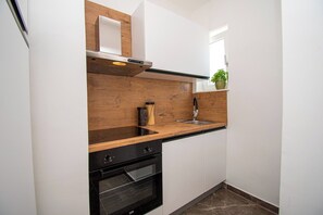 Casa | Cocina privada | Frigorífico, microondas, horno y placa de cocina