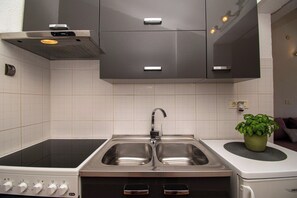 House | Private kitchen | Fridge, microwave, oven, stovetop - House Suzana (Medulin)