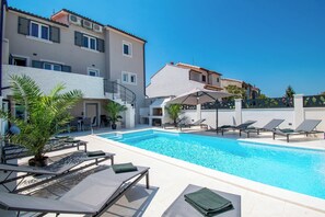 Outdoor pool, a heated pool - House Suzana (Medulin)