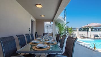 Una piscina al aire libre, una piscina climatizada