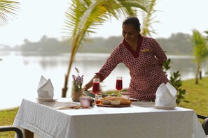 Outdoor dining - Vedic Village Retreat Alleppey (Alappuzha)