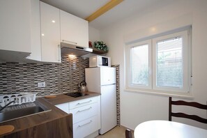 Apartment (A1) | Eigene Küche | Kühlschrank, Mikrowelle, Herdplatte, Espressomaschine