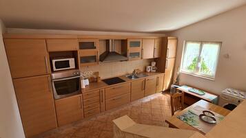 Leilighet (A1) | Eget kjøkken | Kjøleskap, mikrobølgeovn, ovn og kokeplater