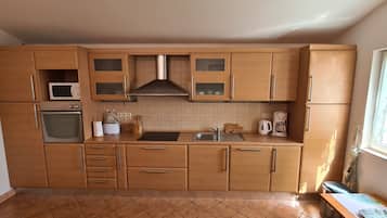 Apartment (A1) | Eigene Küche | Kühlschrank, Mikrowelle, Ofen, Herdplatte