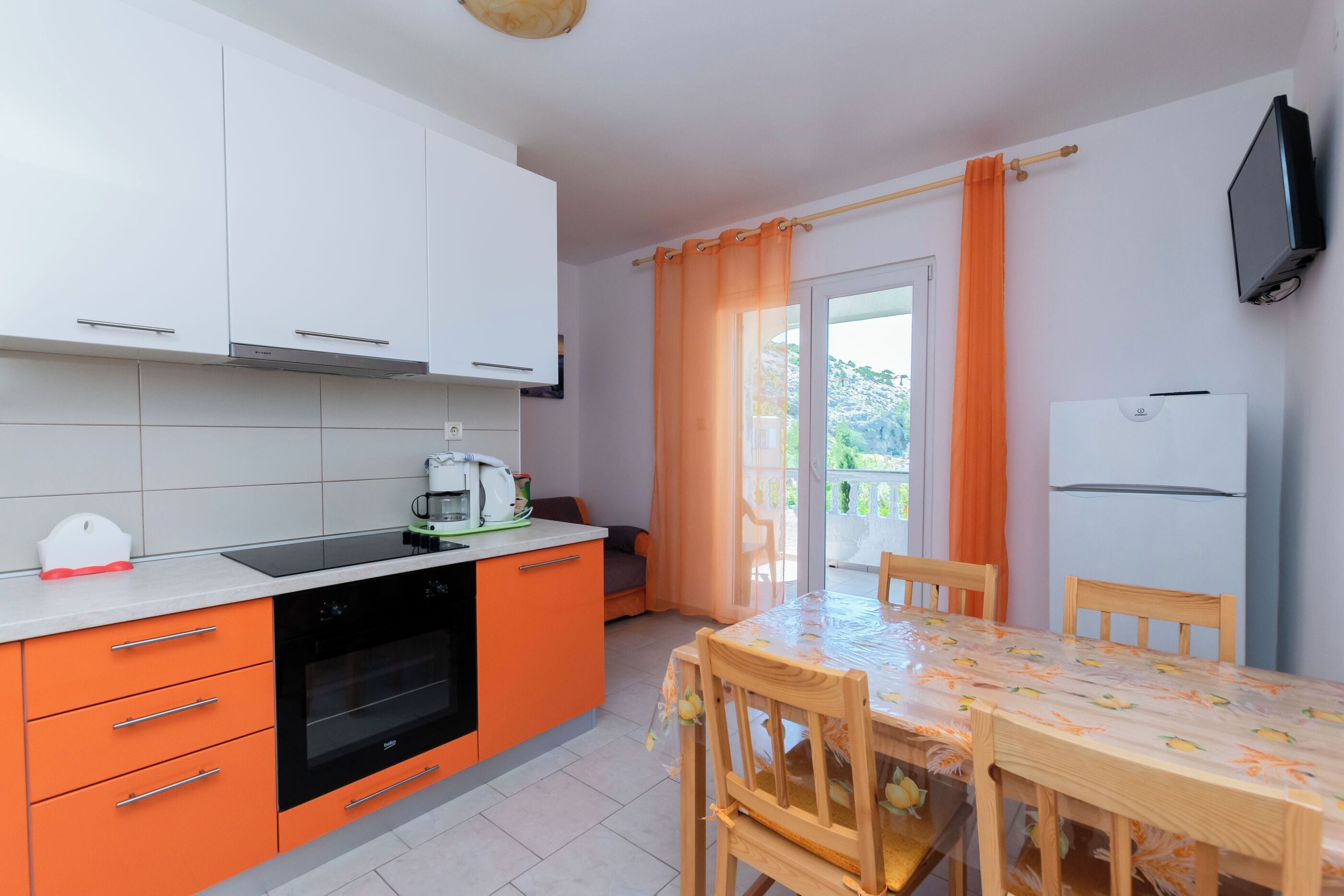 Appartement (A5) | Privékeuken | Een koelkast, een oven, een kookplaat, een espressoapparaat