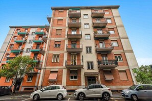 Exterior - When the house becomes the journey itself, this is Globetrotter in La Spezia.A refuge inspired by the world of travel, for those who leave, arrive... or simply dream.    💭🧳✨ Completely renovated apartment, elegant and welcoming, with all the comfort (La Spezia)