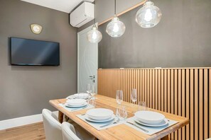 Dining - When the house becomes the journey itself, this is Globetrotter in La Spezia.A refuge inspired by the world of travel, for those who leave, arrive... or simply dream. 💭🧳✨ Completely renovated apartment, elegant and welcoming, with all the comfort (La Spezia)