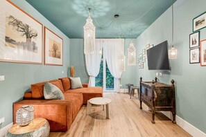 Living area - When the house becomes the journey itself, this is Globetrotter in La Spezia.A refuge inspired by the world of travel, for those who leave, arrive... or simply dream. 💭🧳✨ Completely renovated apartment, elegant and welcoming, with all the comfort (La Spezia)