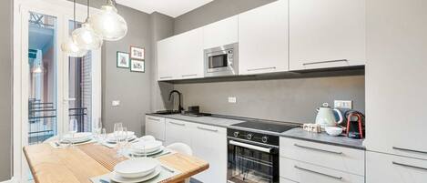 Kjøleskap, mikrobølgeovn, oppvaskmaskin og brødrister