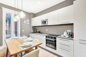 Fridge, microwave, dishwasher, toaster - When the house becomes the journey itself, this is Globetrotter in La Spezia.A refuge inspired by the world of travel, for those who leave, arrive... or simply dream. 💭🧳✨ Completely renovated apartment, elegant and welcoming, with all the comfort (La Spezia)