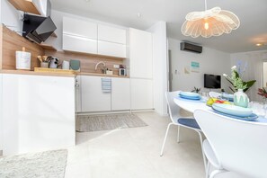 Apartment (A1) | Eigene Küche | Kühlschrank, Ofen, Herdplatte, Geschirrspüler