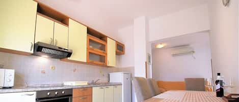 Apartment (A2) | Eigene Küche | Kühlschrank, Ofen, Herdplatte, Espressomaschine