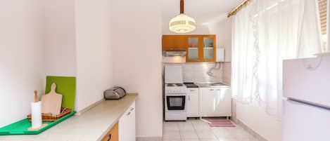apartman (A1) | Privát konyha | Hűtőszekrény, sütő, főzőlap és kávéfőző