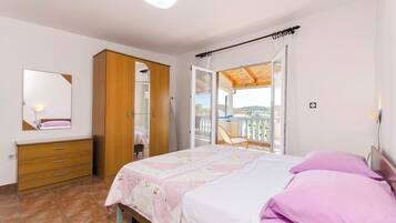 Appartement (A2) | Salle de bain | Douche, serviettes fournies, savon, papier toilette