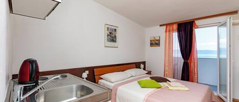 Studio (A3) | Private kitchen | Mini-fridge, stovetop, electric kettle, cookware/dishes/utensils