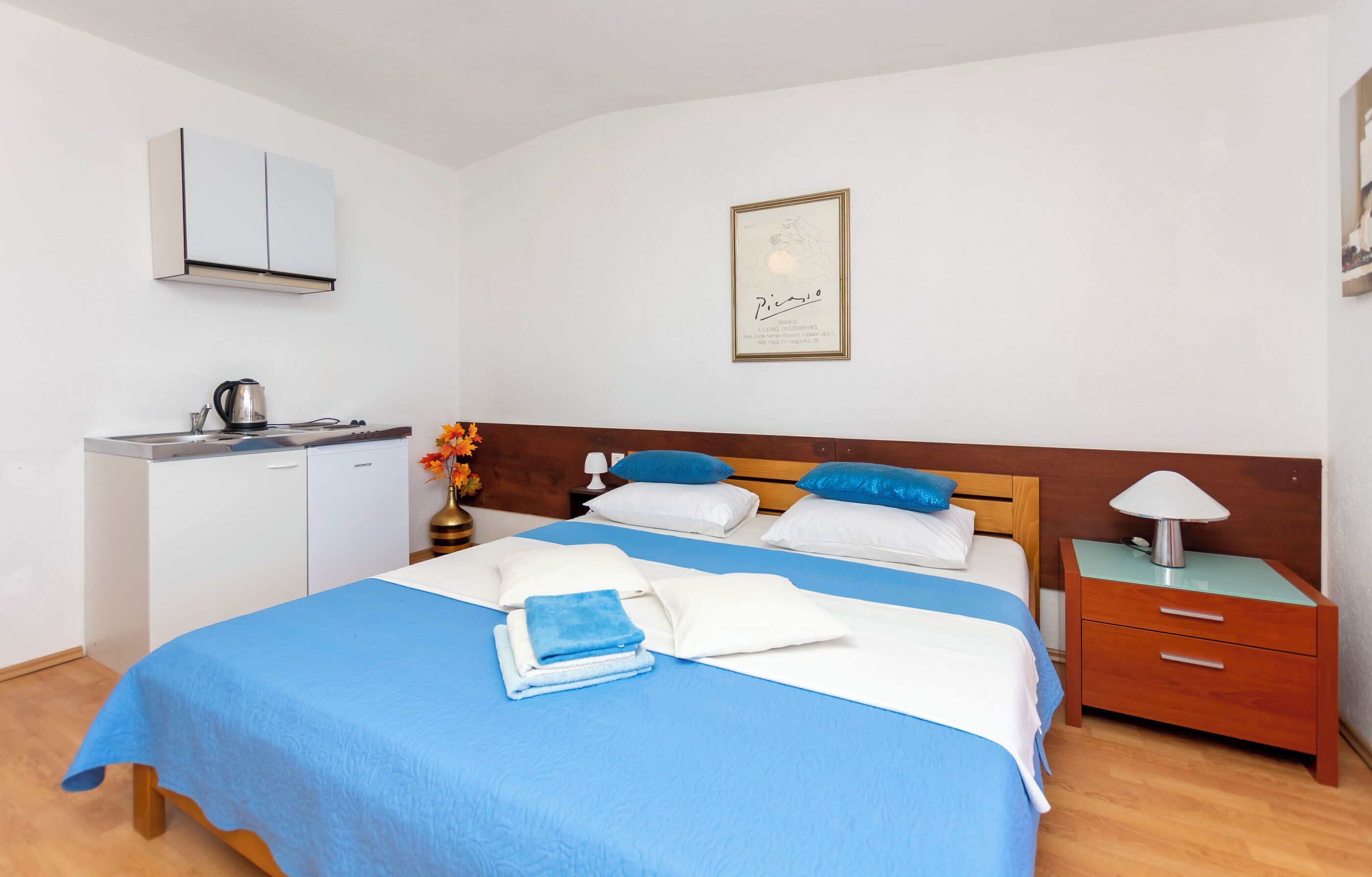 Estudio (A2) | Cocina privada | Frigorífico pequeño, placa de cocina y hervidor eléctrico