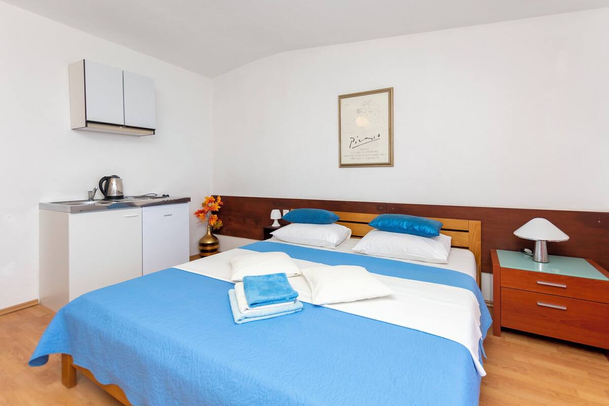 Estudio (A2) | Cocina privada | Frigorífico pequeño, placa de cocina y hervidor eléctrico