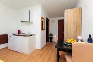 Estudio (A1) | Cocina privada | Frigorífico pequeño, placa de cocina y hervidor eléctrico