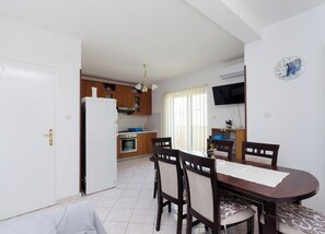 Apartment (A1) | Private kitchen | Fridge, electric kettle - Apartments and Room Sime M (Lopar)