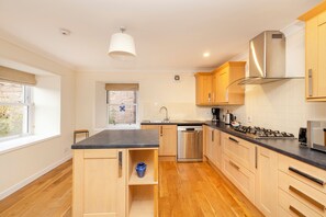 雪櫃、微波爐、焗爐、爐具