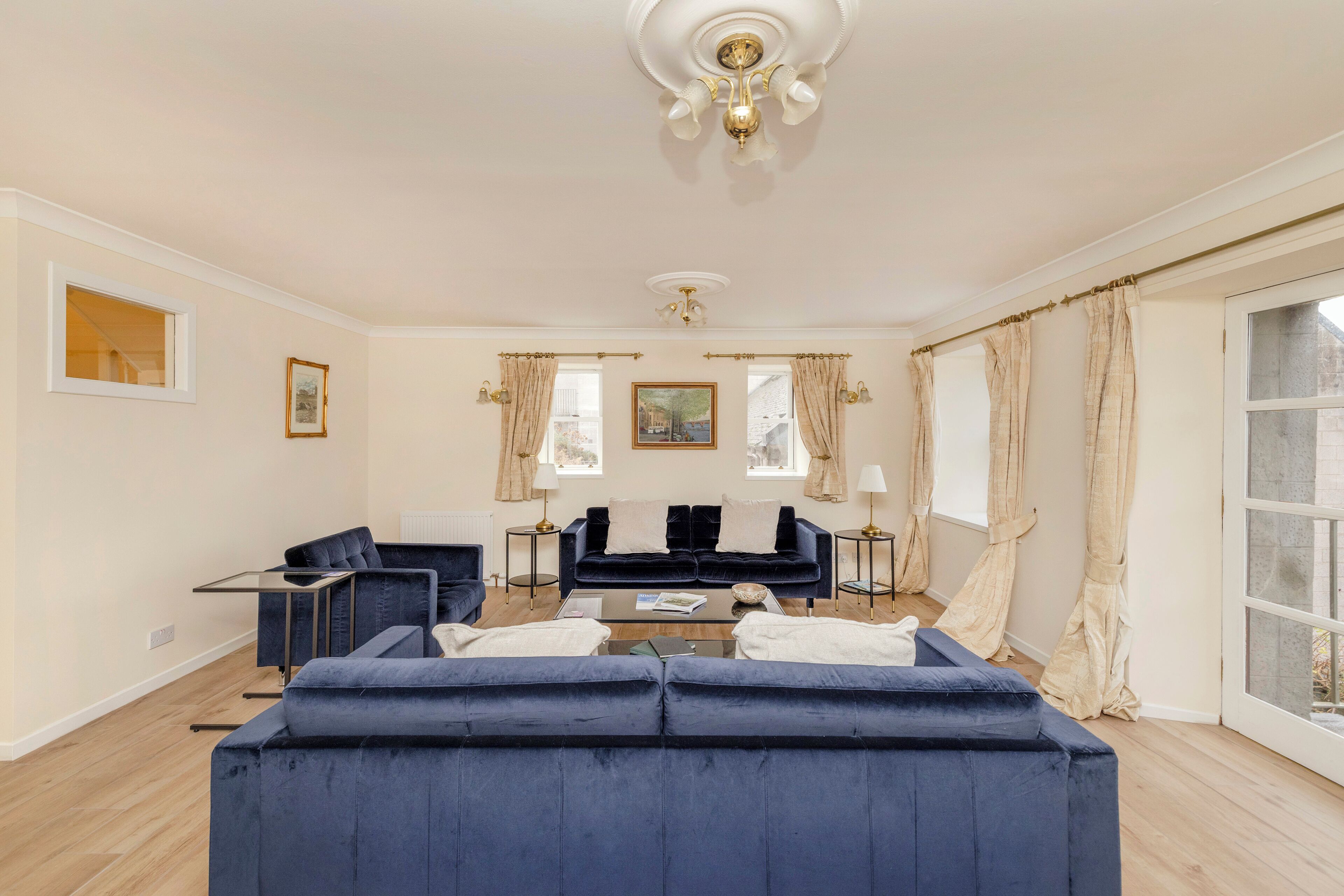 Espacio para trabajar con laptop, wifi gratis y ropa de cama 