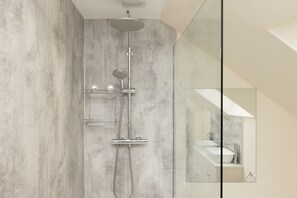 Maison Confort, vue fleuve | Salle de bain | Douche, sèche-cheveux, serviettes fournies, savon