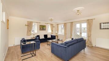 Espacio para trabajar con laptop, wifi gratis y ropa de cama