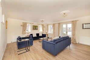 Espacio para trabajar con laptop, wifi gratis y ropa de cama 