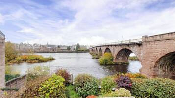 Nhà tiện nghi đơn giản, quang cảnh sông | Quang cảnh từ phòng