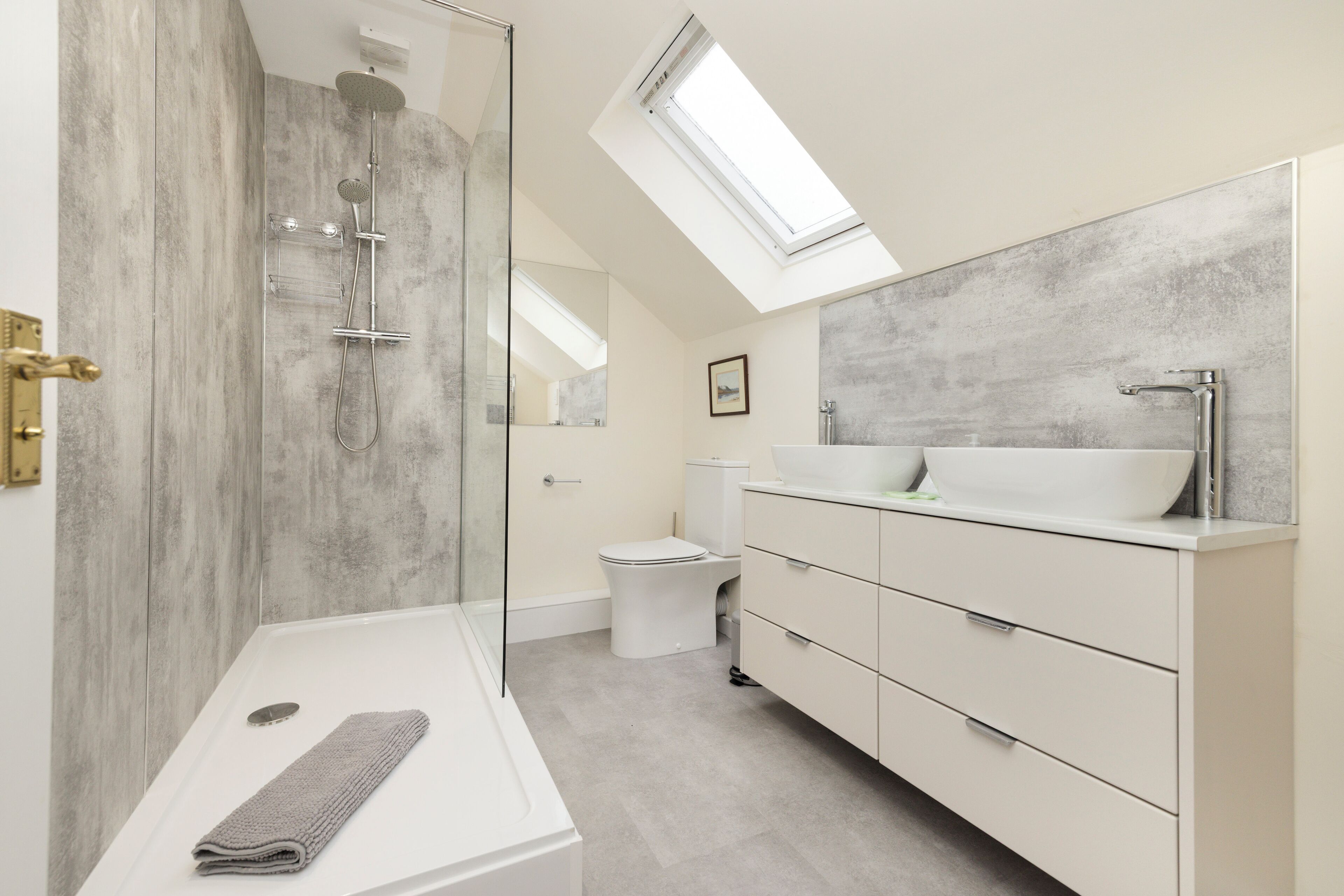 淋浴设施、吹风机、毛巾、肥皂