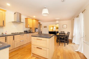 Fridge, microwave, oven, stovetop - Riverside Home in Perth (Perth)