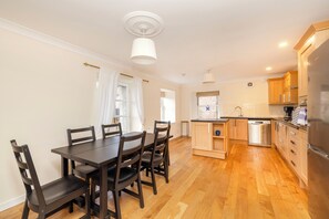 Skrivebord for bærbar PC og wi-fi (inkludert)