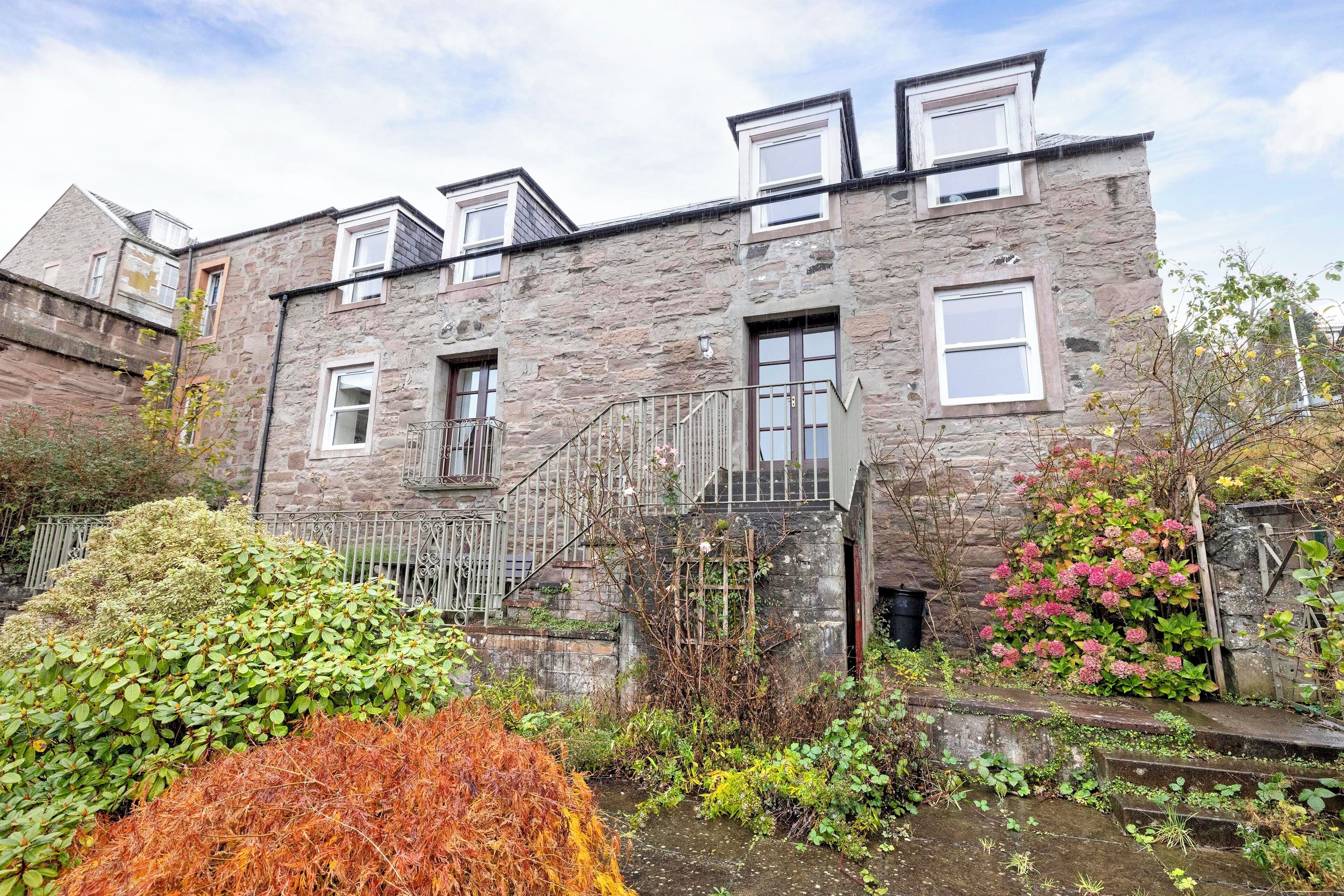 Mặt tiền nơi lưu trú