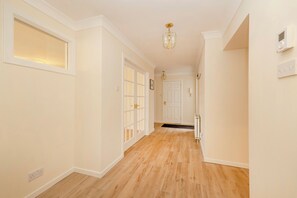 Casa Confort, vistas al río | Espacio para trabajar con un portátil, wifi gratis, ropa de cama