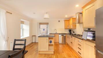 Espacio para trabajar con laptop, wifi gratis y ropa de cama