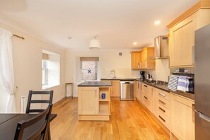 Espacio para trabajar con laptop, wifi gratis y ropa de cama 